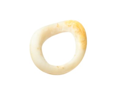 Bir kızarmış mürekkep balığı halkası beyazda izole edilmiş.