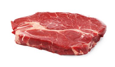 Beyaza izole edilmiş çiğ et parçası.