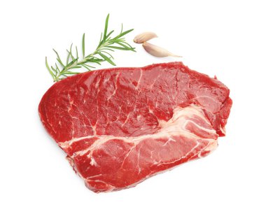 Bir parça çiğ et ve baharat beyaza izole edilmiş.