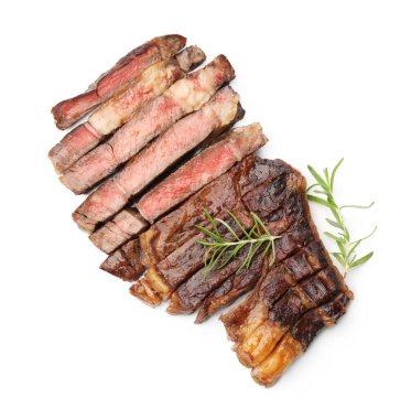 Lezzetli ızgara biftek parçaları ve beyaza izole edilmiş biberiye.