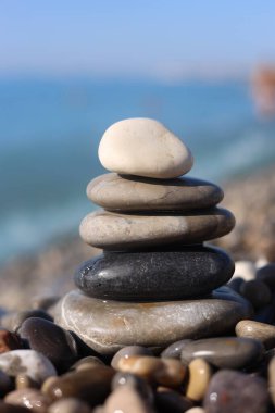 Sahilde denize yakın ıslak taşlar yığını, yakın çekim.