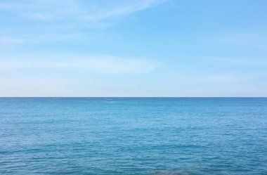 Açık mavi gökyüzünün altındaki dalgalı denizin güzel manzarası
