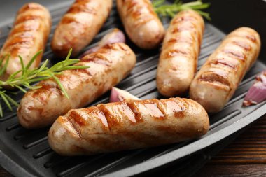 Izgara sosis ve baharatlı tava, yakın plan.