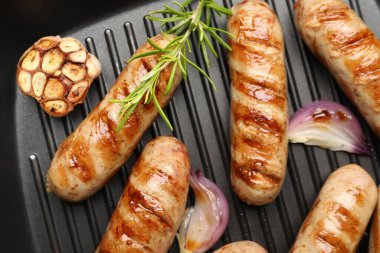 Izgara sosis ve baharatlı tava, üst manzara.