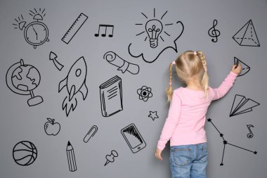 Gri arkaplanda tebeşirle çizen küçük çocuk, arka plan