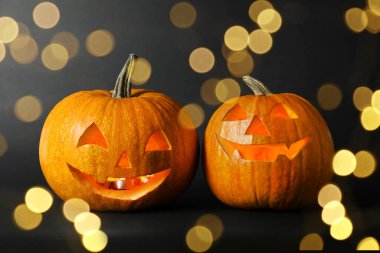 Cadılar Bayramı balkabağı fenerleri. Kabaklar oyulmuş tüyler ürpertici yüzler, bokeh etkisi