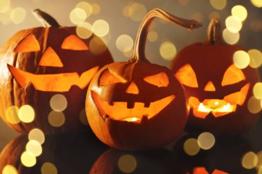 Cadılar Bayramı balkabağı fenerleri. Kabaklar oyulmuş tüyler ürpertici yüzler, bokeh etkisi