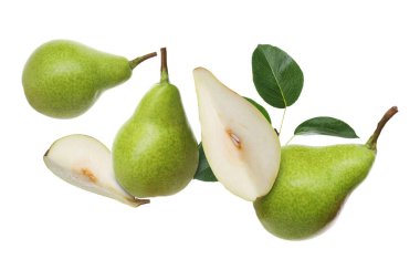 Beyaz arka planda havada uçuşan taze yeşil armutlar.