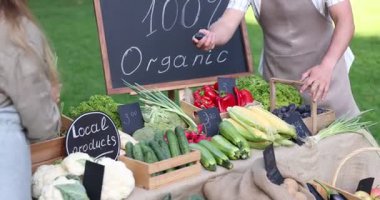 Çiftçiler pazarda birbirlerine farklı ürünler veriyorlar.