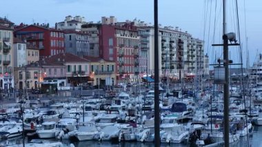Güzel, Fransa - 31 Ağustos 2025: birçok gemi limana demir attı. Kamera sağa hareket ediyor
