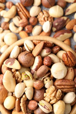 Farklı fındıkların karışımı masada, düz yatıyordu.