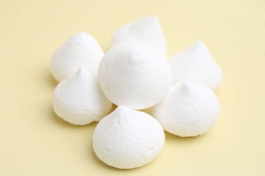 Bej arkaplanda lezzetli kurabiyeler, yakın plan.