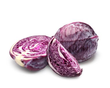 Taze kırmızı lahana beyaza izole edilmiş. Tam ve dilimlenmiş.