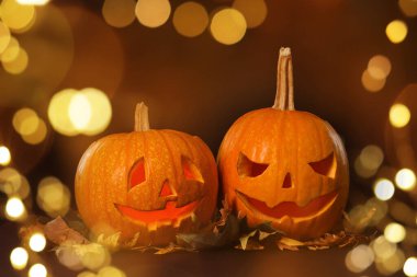 Cadılar Bayramı kutlaması. Kabaklar oyulmuş tüyler ürpertici yüzler, bokeh etkisi