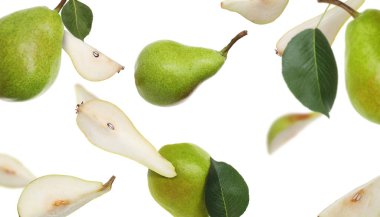 Beyaz arka planda havada uçuşan taze yeşil armutlar.