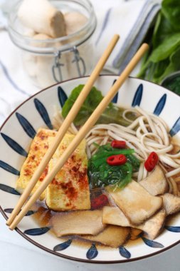 Kral istiridyeli lezzetli ramen (eryngii) mantarlar masada, yakın plan.