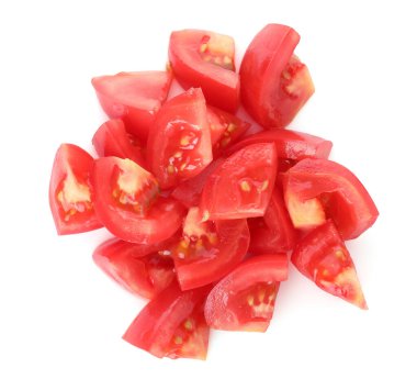 Olgun kırmızı domates parçaları beyaza izole edilmiş.
