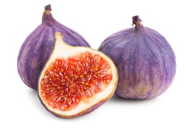 Tam ve kesilmiş incirler beyazda izole edilmiş.