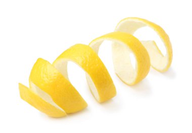Bir taze limon kabuğu beyaza izole edilmiş.