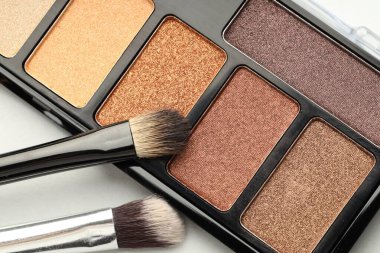 Beyaz arka planda güzel göz falı ve fırçalar, üst görünüm