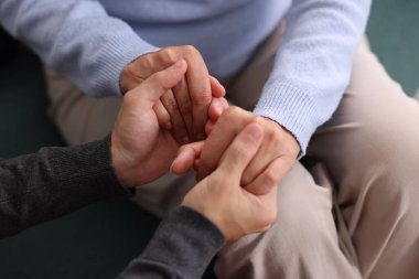 Oğlu ve annesi el ele tutuşup, yakınlaşmışlar.