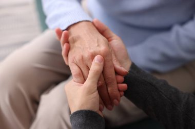 Oğlu ve annesi el ele tutuşup, yakınlaşmışlar.