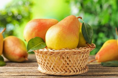 Tahta masada taze olgun armutlar, yakın plan.