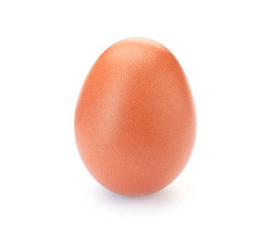 Bir çiğ tavuk yumurtası beyaza izole edilmiş.
