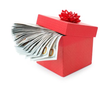 Beyaz üzerine izole edilmiş dolarlarla dolu bir hediye kutusu.