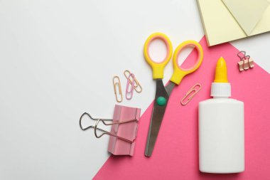 Beyaz zemin üzerine yapıştırıcı ve diğer kırtasiye malzemesi. Metin için boşluk