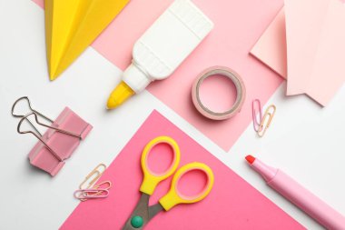 Beyaz zemin üzerinde yapıştırıcı ve diğer kırtasiye düz yatıyordu