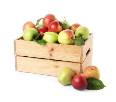 Tahta sandıkta taze olgun elmalar, beyaz üzerinde izole edilmiş.
