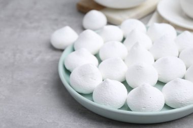 Gri masada leziz kurabiyeler, yakın plan. Metin için boşluk