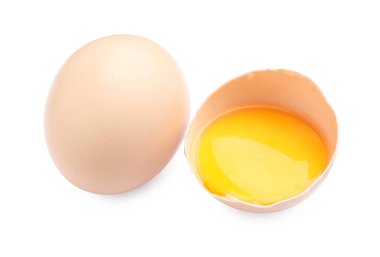 Tam ve kırılmış tavuk yumurtaları beyaza izole edilmiş.