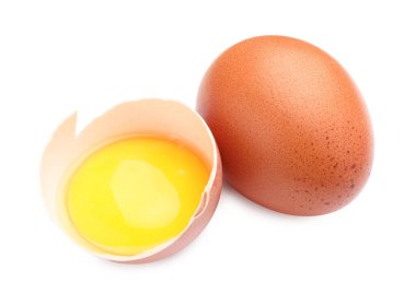 Tam ve kırılmış tavuk yumurtaları beyaza izole edilmiş.