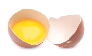 Kırık bir tavuk yumurtası beyazda izole edilmiş.