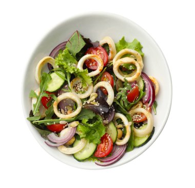 Kalamar halkalı lezzetli salata, fındık ve sebzeler beyaz kasede izole edilmiş, üst manzara.
