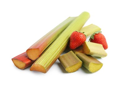 Taze olgun ravent ve beyaz üzerine izole edilmiş çilekler.