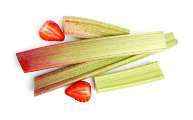 Taze ravent sapları ve beyaz üzerine izole çilek, üst manzara