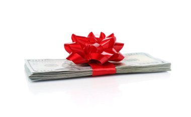 Beyaz üzerinde yay olan dolar banknotları