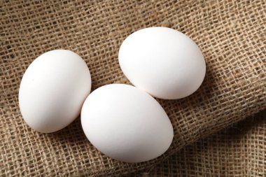 Çuval bezi üzerinde çiğ tavuk yumurtası.