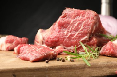 Çiğ et ve baharat parçaları masada, yakın plan.