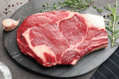 Gri masada çiğ et ve baharat var.