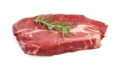 Bir parça çiğ et ve beyaz üzerine izole edilmiş biberiye.