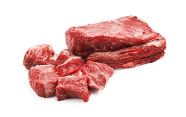 Çiğ et parçaları beyaza izole edilmiş.