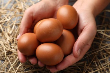 Çiğ tavuk yumurtası ve pipetli kadın, yakın plan.