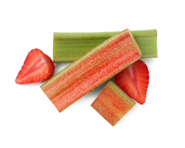 Çilek ve ravent parçaları beyaza izole edilmiş.