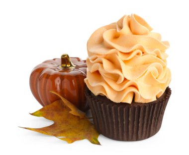 Renk kremi ve sonbahar dekoru beyaza izole edilmiş lezzetli kekler.