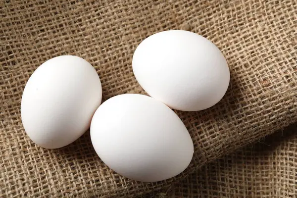 Çuval bezi üzerinde çiğ tavuk yumurtası.