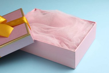 Açık mavi kapaklı güzel bir hediye kutusu, yakın plan.